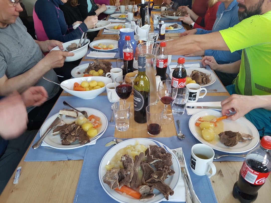 Mat må man ha - Fikk servert festmåltid på Jotka - Rein og buljong - Her sammen med en gruppe skigåere som også overnattet her - Stig R Nilsen 1400x1050
