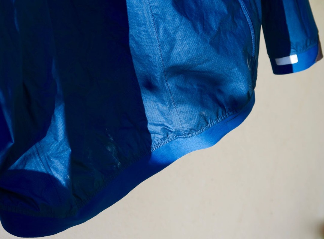 STRIKK: Nederst på ryggstykket er det en strikk som holder jakka på plass, også når du har sekk på. STRIKK: Nederst på ryggstykket er det en strikk som holder jakka på plass, også når du har sekk på.