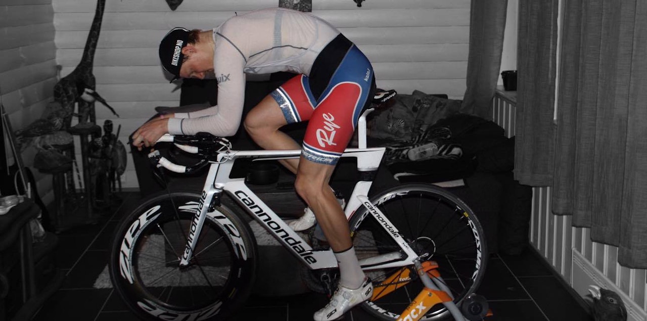 TEMPOHEST: Dan Erik Hansen bruker temposykkelen på rulla for å bli en best mulig temporytter. Foto: Privat. 
