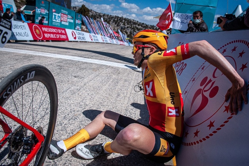I KJELLEREN: Anthon Charmig gikk av sykkelen like etter målstreken og satte seg mot reklameskiltene. Foto: Mario Stiehl anthon charmig uno-x pro cycling tour of turkey