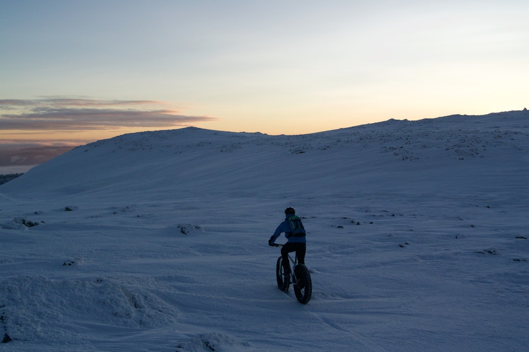 Første spor i snøen. Foto: Erik Olsson Trysil sunrise Jan 30-17 - Erik Olsson 1400x933