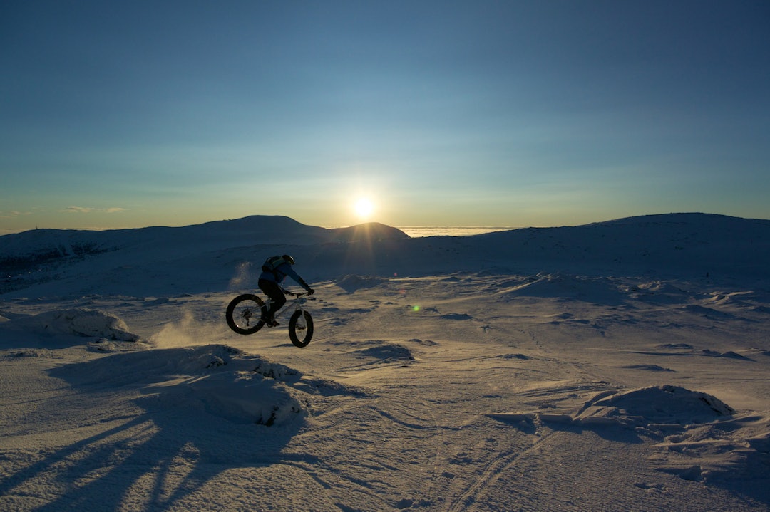 Første spor i snøen. Foto: Erik Olsson Trysil sunrise 1 Jan 30-17 - Erik Olsson 1400x933