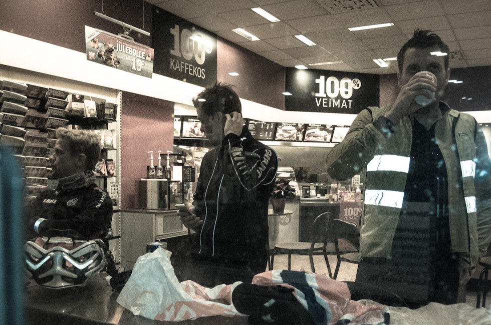 KAFFEKOS: Arbeiderne fra nattens skift koster seg med kaffe på Esso. Brynjulf, Fredrik og Lars, fra venstre. 