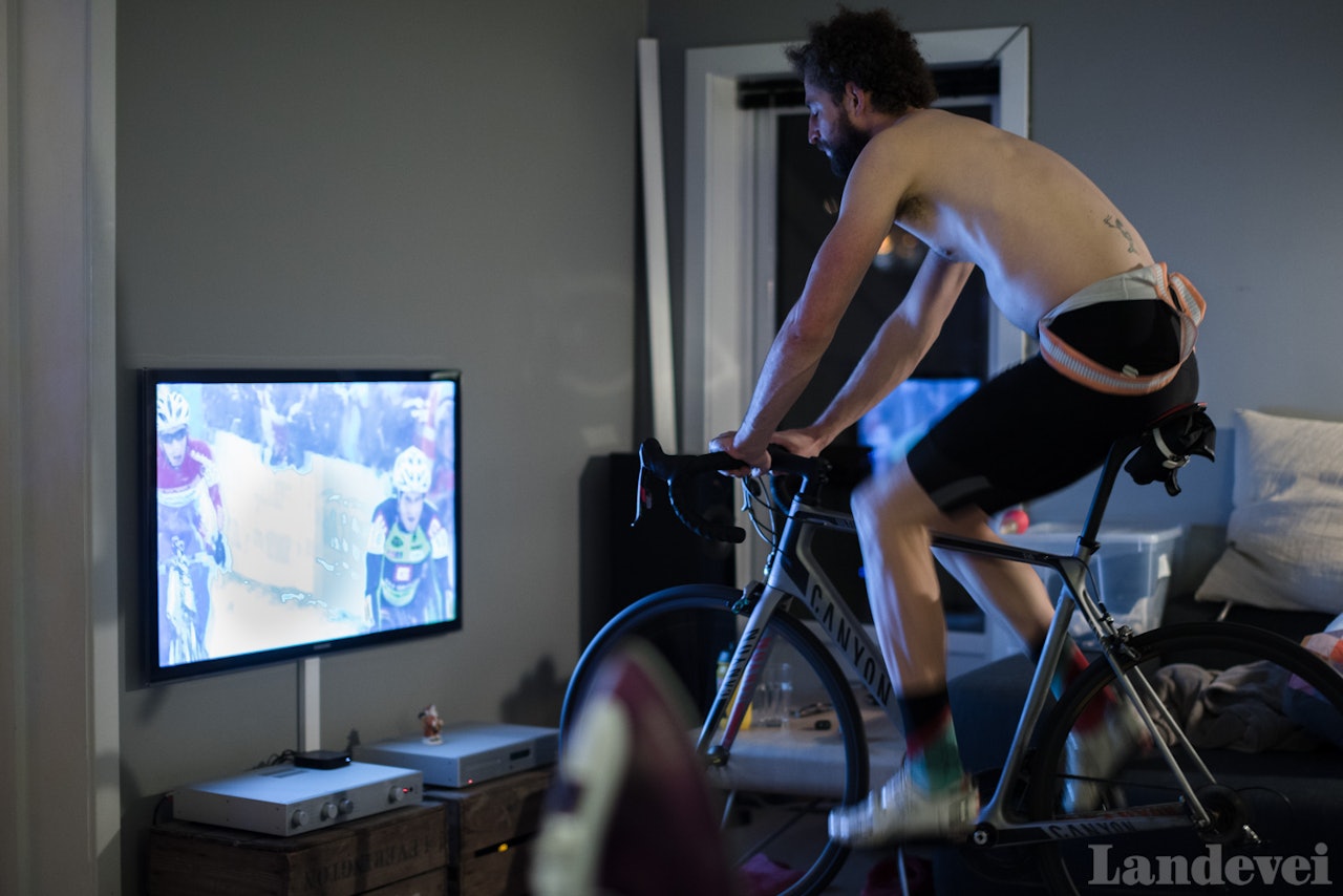 TV-SLAVE: Har jeg en enkel rulle og sykkelkrossritt på tv, trenger jeg ikke mer for å gjennomføre et enkelt treningsprogram. TV-SLAVE: Har jeg en enkel rulle og sykkelkrossritt på tv, trenger jeg ikke mer for å gjennomføre et enkelt treningsprogram.