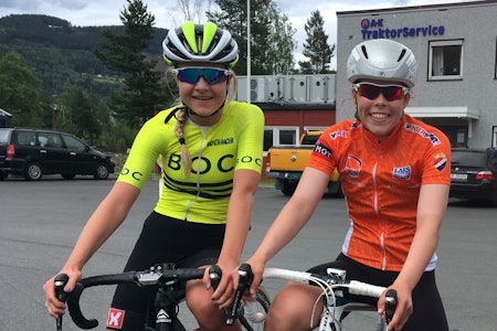 DUELLANTER: Thale Kielland Bjerk (til venstre) jager to sekunder bak Emelie Utvik når en etappe av Tour de Hallingdal gjenstår. Foto: Ingeborg Scheve 