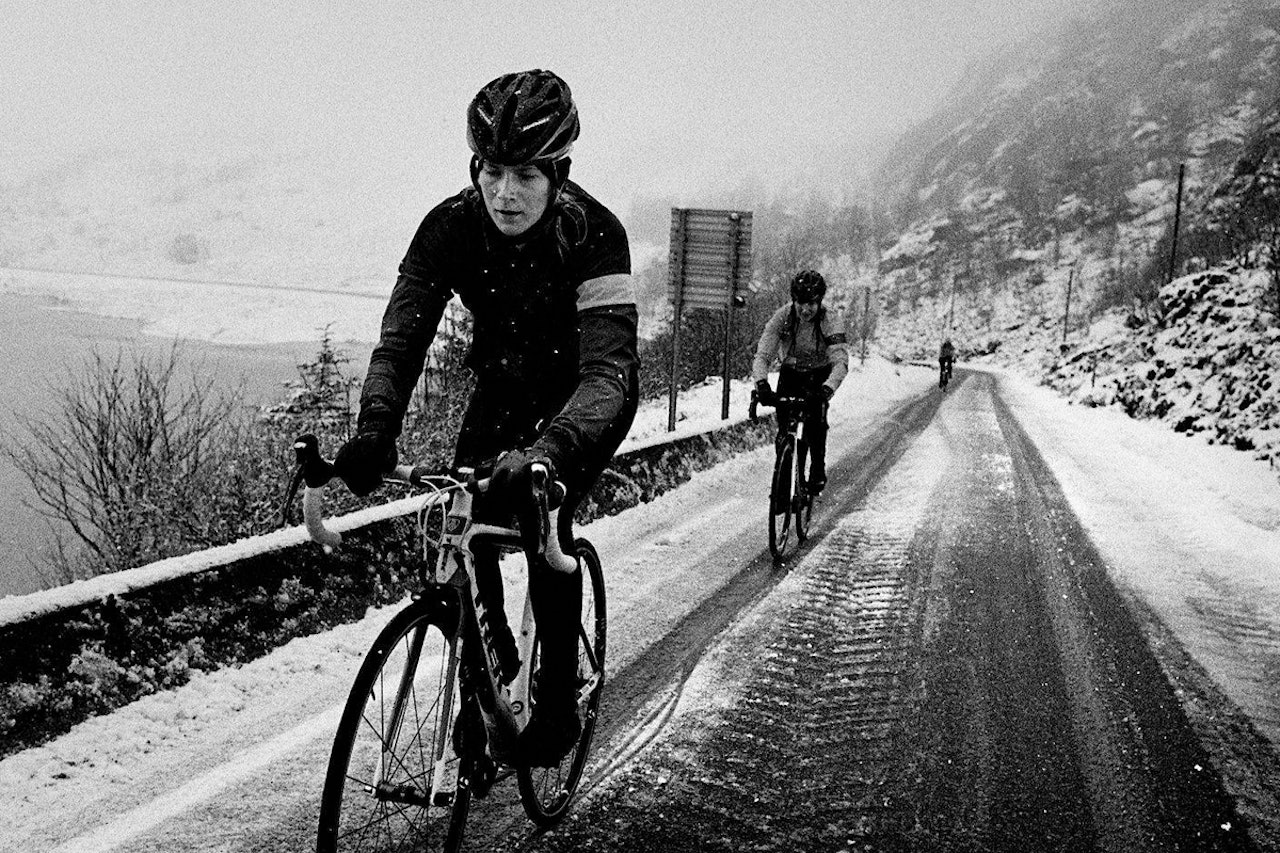 UT MED DEG! Redd for kulda? På lørdag sykler du med andre jenter som viser deg at det strengt tatt ikke er så farlig. Foto: Rapha.cc UT MED DEG! Redd for kulda? På lørdag sykler du med andre jenter som viser deg at det strengt tatt ikke er så farlig. Foto: Rapha.cc