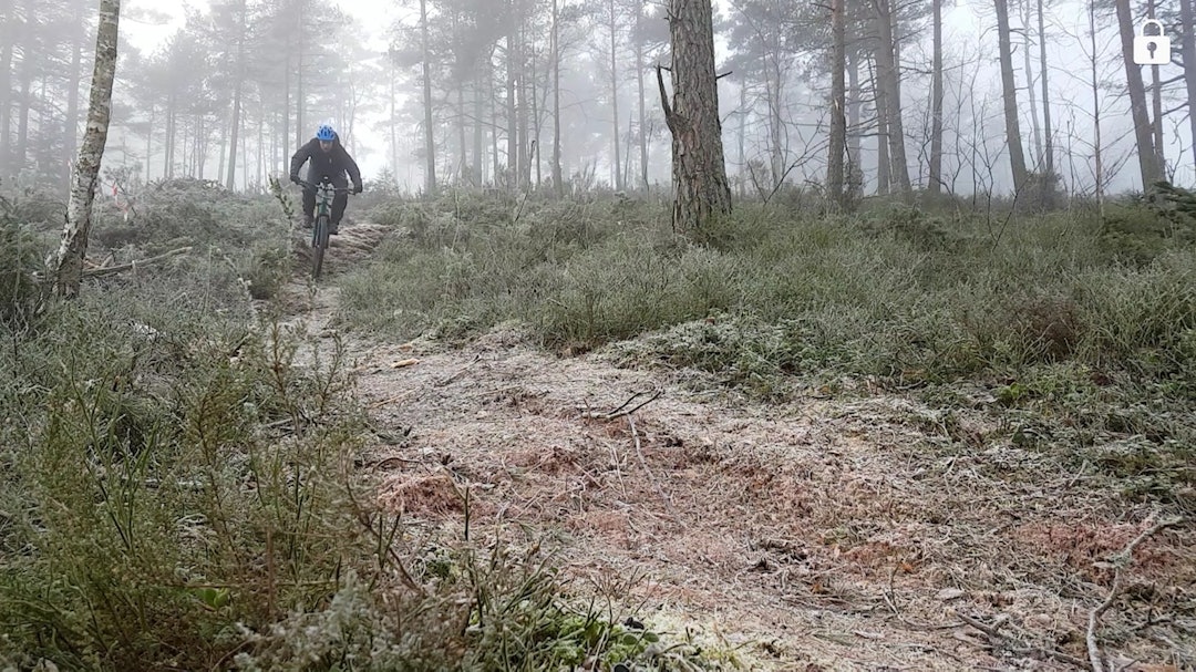 Prøvesykling av flytparti på en av fartsetappene i Telemark Enduro. Foto: Mats Nyegaard Telemark Enduro - Mats Nyegaard 1400x788