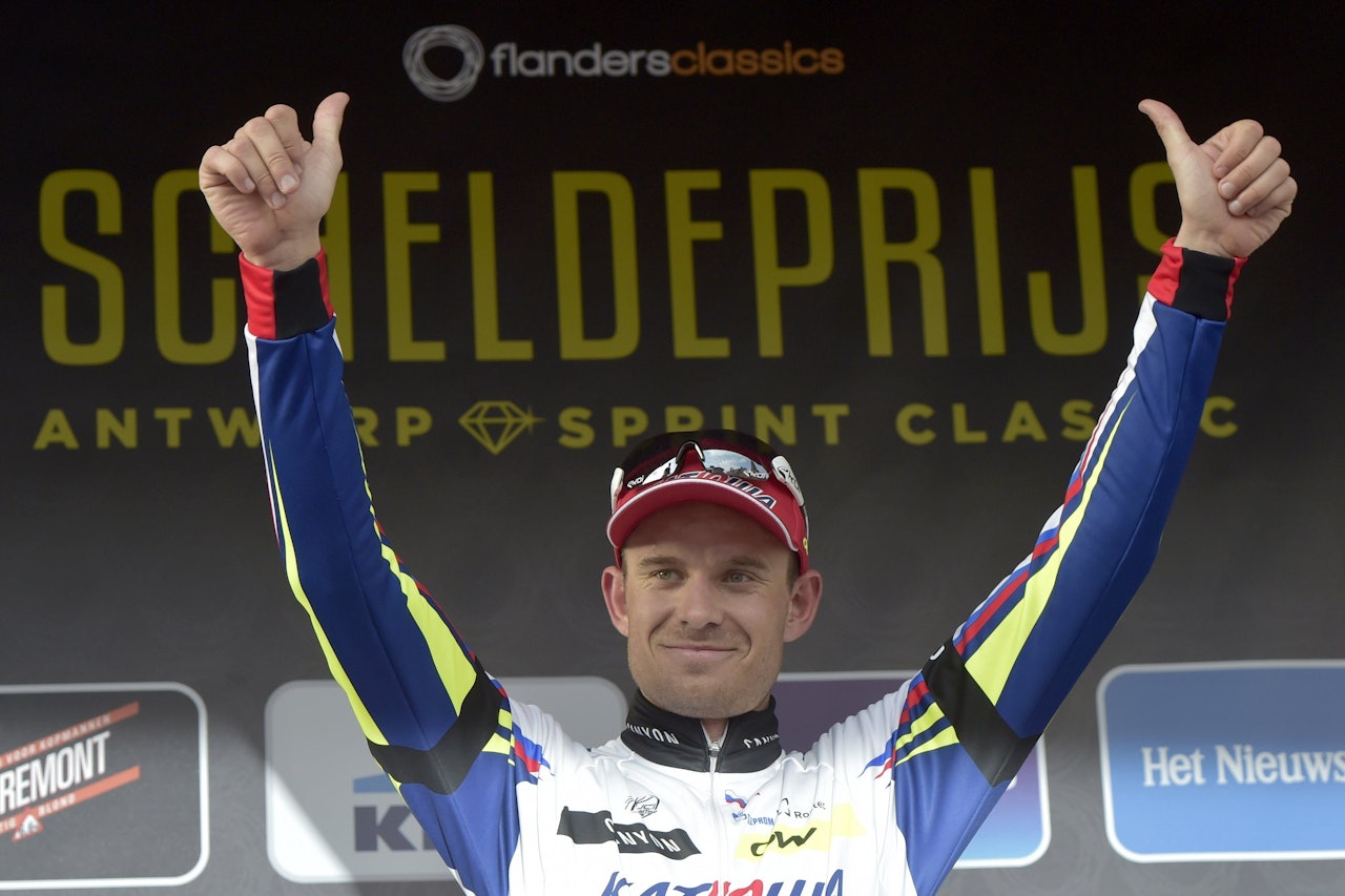 TOMMEL OPP: Alexander Kristoff gjorde som i går, og vant spurten i Tour des Fjords uten nevneverdige problemer. Foto: Cor Vos. TOMMEL OPP: Alexander Kristoff gjorde som i går, og vant spurten i Tour des Fjords uten nevneverdige problemer. Foto: Cor Vos.