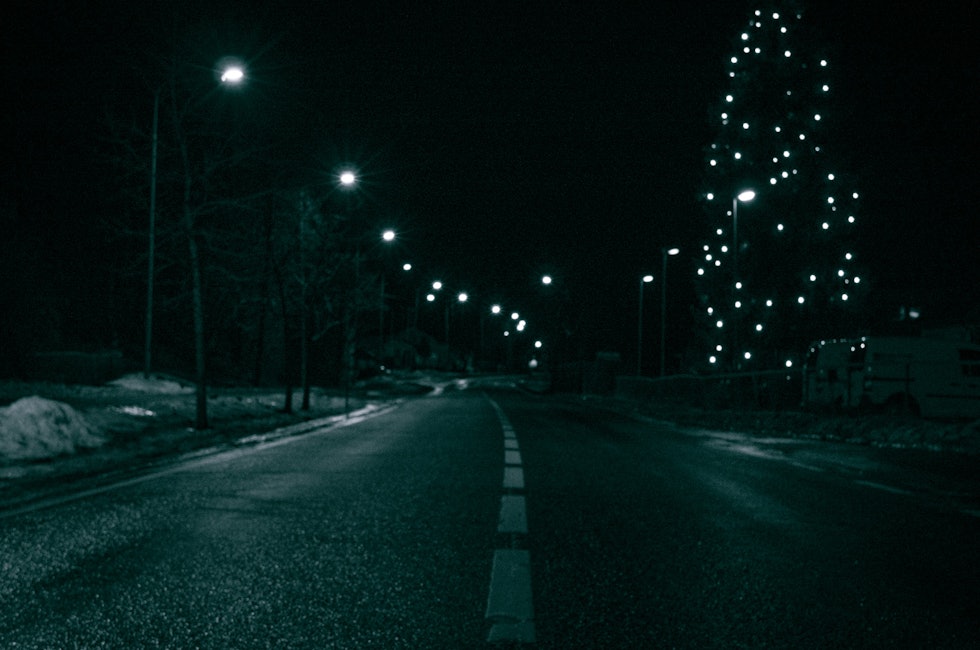 GOD JUL #2: Et stort juletre er bokstavelig talt et lyspunkt i natten. Vøyenenga ca 00.45.