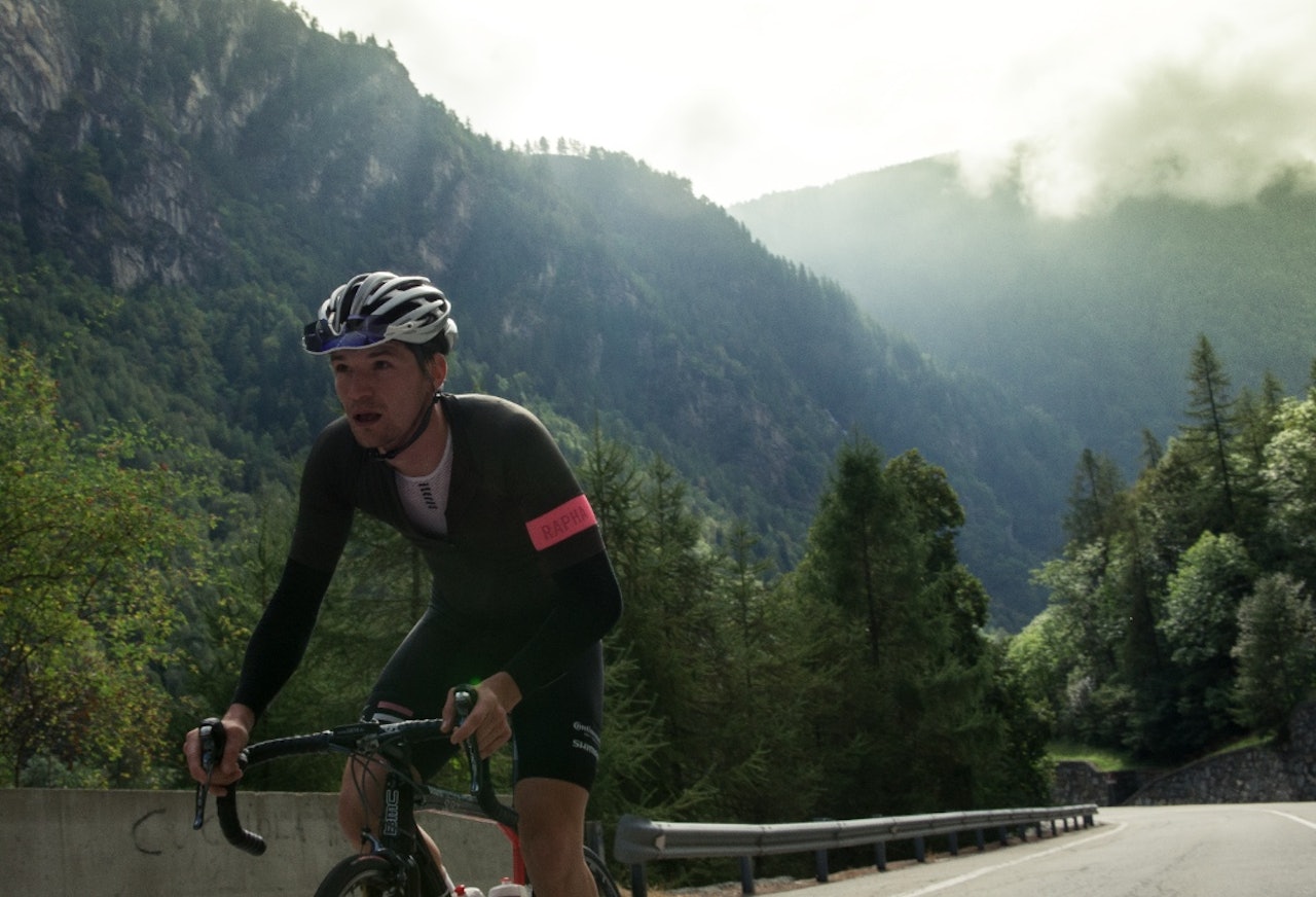 ENDELØS: Fra dalbunnen i Aosta er det fire mil til rytterne er på toppen av Cervinia. ENDELØS: Fra dalbunnen i Aosta er det fire mil til rytterne er på toppen av Cervinia.