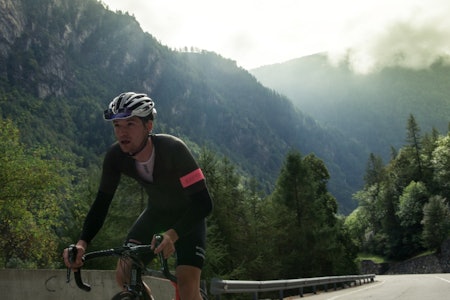 ENDELØS: Fra dalbunnen i Aosta er det fire mil til rytterne er på toppen av Cervinia.  ENDELØS: Fra dalbunnen i Aosta er det fire mil til rytterne er på toppen av Cervinia.