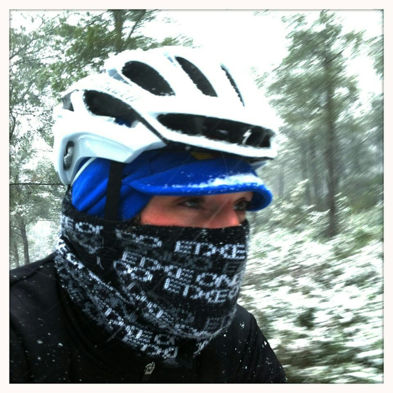 UT PÅ TUR: Ingen grunn til å la seg stoppe av litt snø og kulde. Alex Ceselli pakker inn trynet en vinterdag på Mallorca. Foto: privat UT PÅ TUR: Ingen grunn til å la seg stoppe av litt snø og kulde. Alex Ceselli pakker inn trynet en vinterdag på Mallorca. Foto: privat