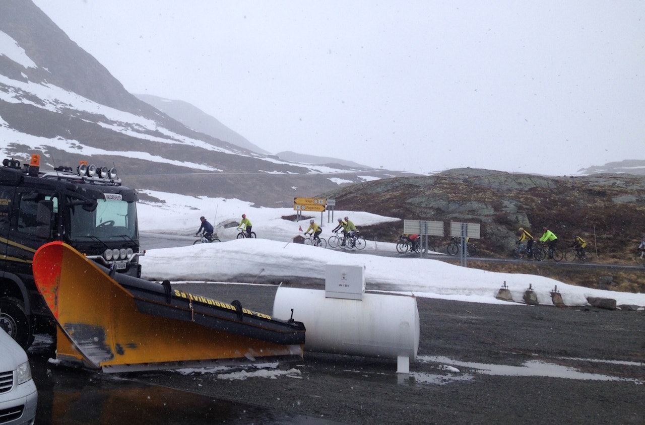 Rytterne på Pro Tour Valdres 5.etappe fikk selskap på veien - av snøbrøyterne. Foto: Privat Rytterne på Pro Tour Valdres 5.etappe fikk selskap på veien - av snøbrøyterne. Foto: Privat