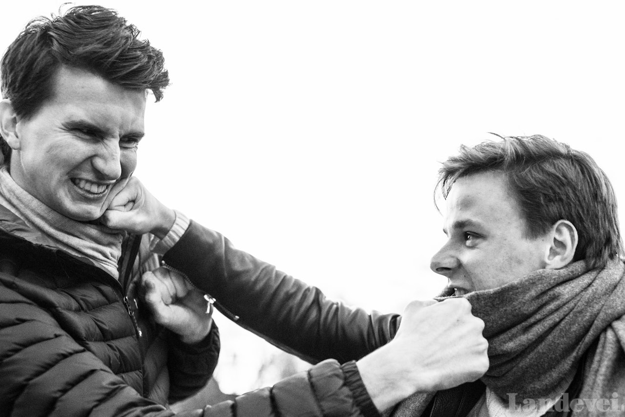 TETT FIGHT: Sindre (t.v) og Ola lever som mann og kone, noe som av og til medfører duell. Slik som i dag! TETT FIGHT: Sindre (t.v) og Ola lever som mann og kone, noe som av og til medfører duell. Slik som i dag!
