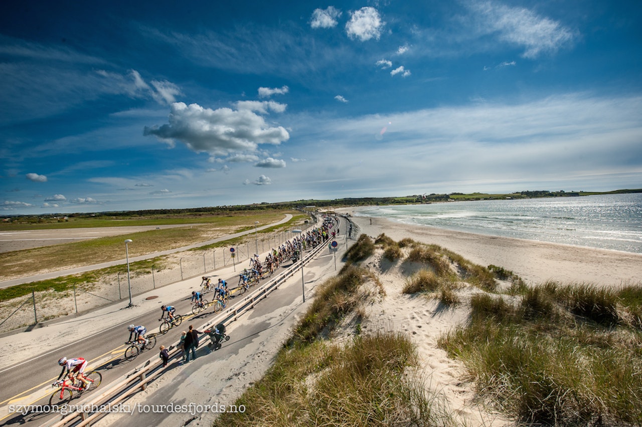FORBLÅST: Det er ofte sidevind langs strendende på Jæren. Det får du oppleve om du deltar på Tour des Fjords Classic til høsten. Foto: Szymon Gruchalski. FORBLÅST: Det er ofte sidevind langs strendende på Jæren. Det får du oppleve om du deltar på Tour des Fjords Classic til høsten. Foto: Szymon Gruchalski.