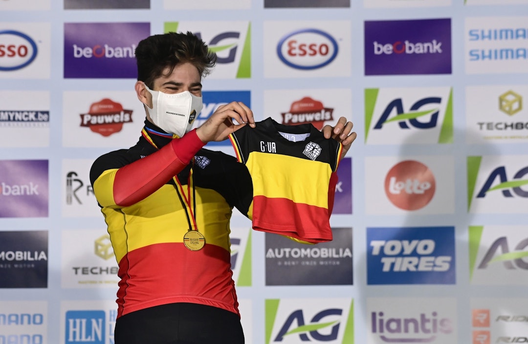 BLE PAPPA: Tidligere denne uken ble Wout van Aert far for første gang, og fikk også en trøye til sin nyfødte sønn Georges. FOTO: Cor Vos CORVOS_00032809-049