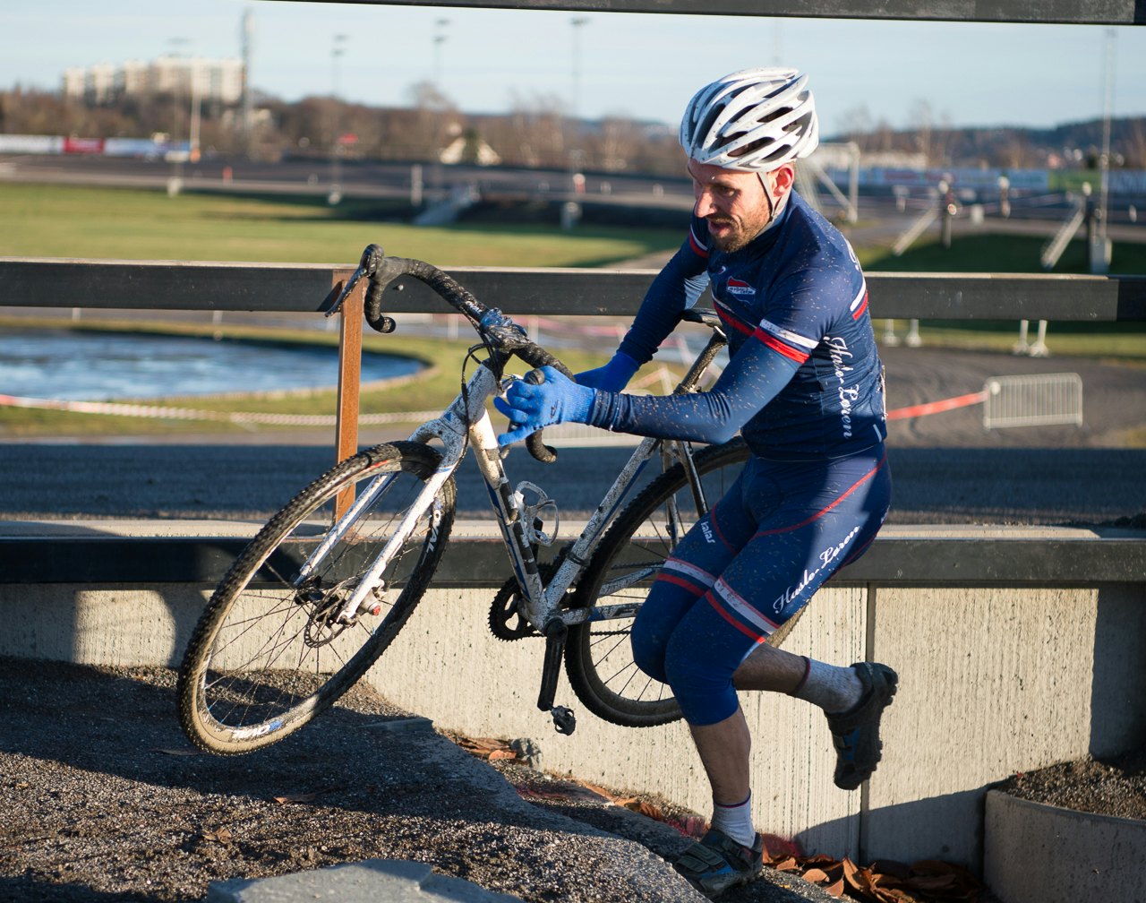 HOP-LA: Ingen hest, men en rytter fra arrangørklubben Hasle-Løren forserer en trapp på Adventskross. Foto: Espen Espevalen. HOP-LA: Ingen hest, men en rytter fra arrangørklubben Hasle-Løren forserer en trapp på Adventskross. Foto: Espen Espevalen.