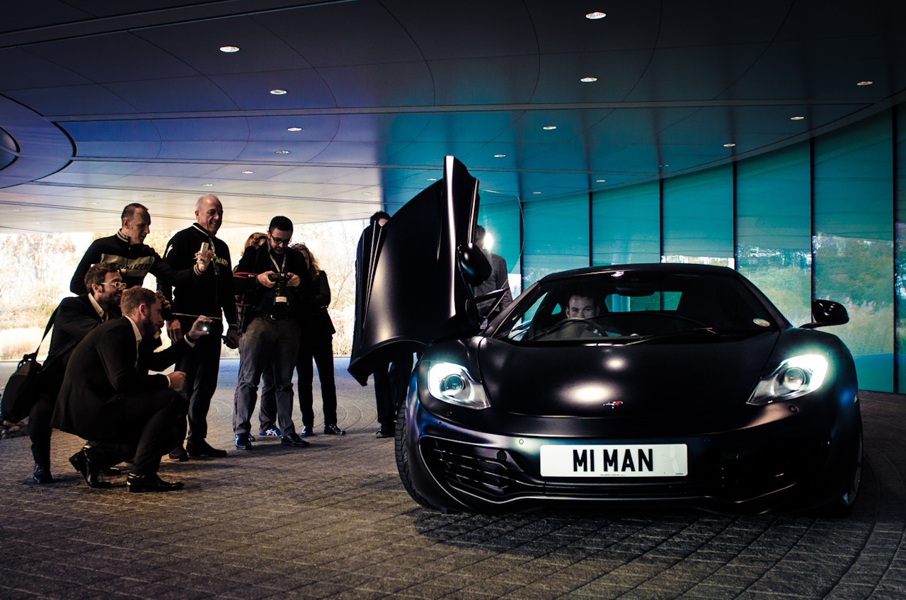 PIMP MY RIDE: Trengs ikke, Mclaren har allerede pimpet bilen herfra og til månen. Cavendish har stålkontroll bak rattet. PIMP MY RIDE: Trengs ikke, Mclaren har allerede pimpet bilen herfra og til månen. Cavendish har stålkontroll bak rattet.