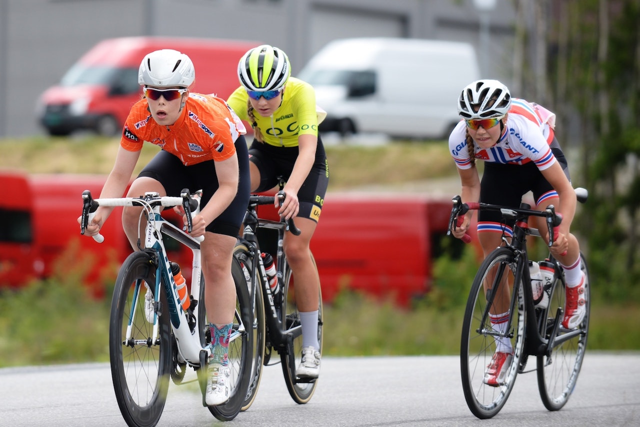 TRIPPELSPURT: Emelie Utvik, Thale Kielland Bjerk og Martine Gjøs gjør opp om seieren på juniorjentenes første etappe i Tour de Hallingdal. Foto: Kent Murdoch