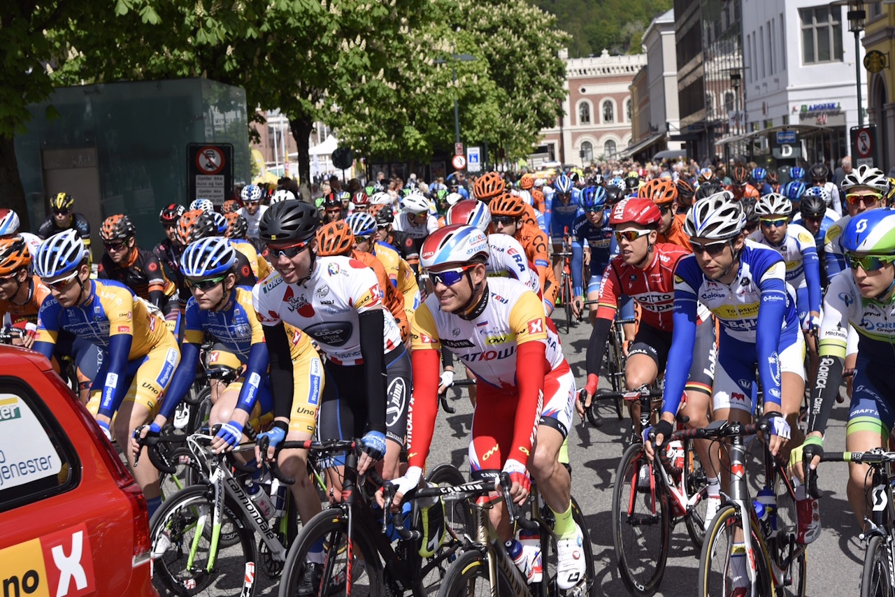 SEIERSVANT: Seiersvante Alexander Kristoff måtte gi fra seg den gule ledertrøya i Tour of Norway i går. Foto: Espen Espevalen. SEIERSVANT: Seiersvante Alexander Kristoff måtte gi fra seg den gule ledertrøya i Tour of Norway i går. Foto: Espen Espevalen.