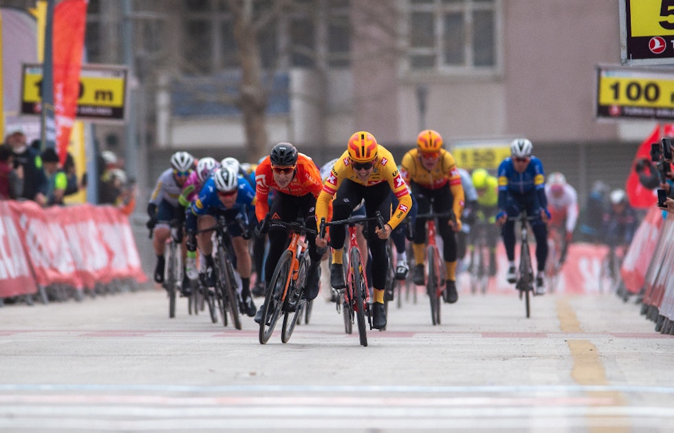 LEDET: Det så lenge ut til at «Doffen» skulle ta seieren i Tyrkia, men så kom Arvid de Kleijn på slutten. Foto: Mario Stiehl kristoffer halvorsen tour of turkey uno-x pro cycling