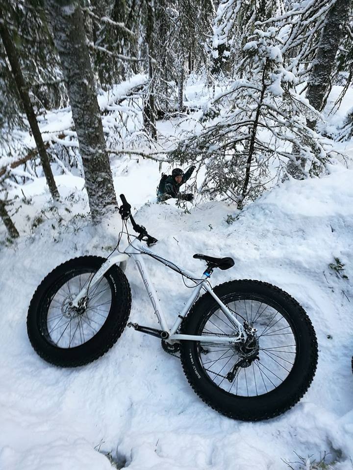 Tim Glazebrook tester snødybden utenfor stien. Foto: Erik Olsson Tim Glazebrook - Jan 16-17 - Erik Olsson 760x