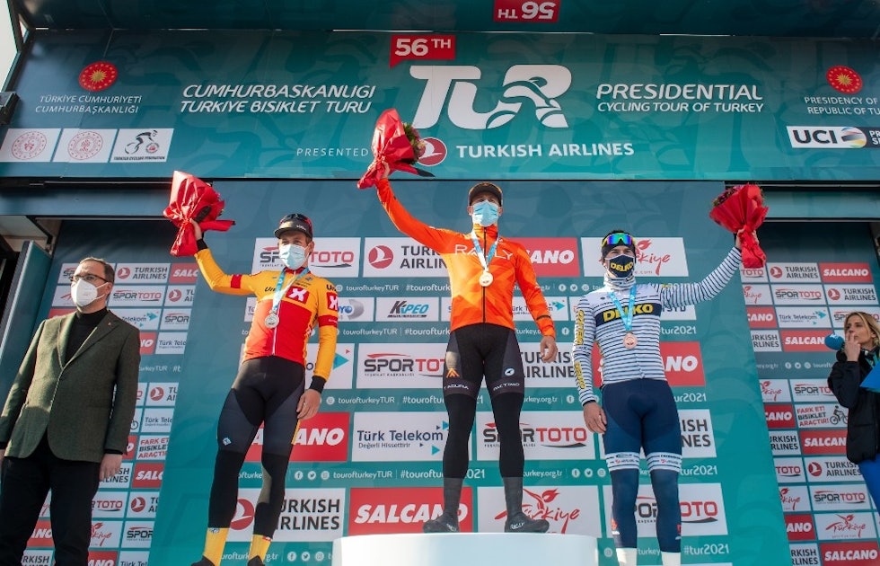 PÅ PODIET: Kristoffer Halvorsen, Arvid de Kleijn og Pierre Barbier på podiet etter den første etappen. Foto: Mario Stiehl kristoffer halvorsen uno-x pro cycling tour of turkey