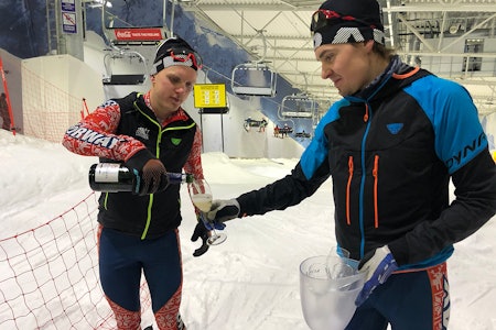 I MÅL: Etter nesten 9000 høydemeter inne på Snø var det fint for Hans-Inge Klette og Vegard Øie å sprette champagnen i målområdet. Foto: Anders Holtet Everesting Snø Hans-Inge Klette Vegard Øie