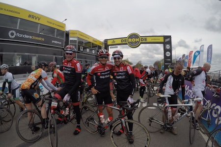 I MÅL: Etter 14 mil fullspekket med brostein og bratte knekkere kjennes det rimelig godt å krysse mållinjen i Flandern rundt. Foto: BICYCLING MAGAZINE. I MÅL: Etter 14 mil fullspekket med brostein og bratte knekkere kjennes det rimelig godt å krysse mållinjen i Flandern rundt. Foto: BICYCLING MAGAZINE.