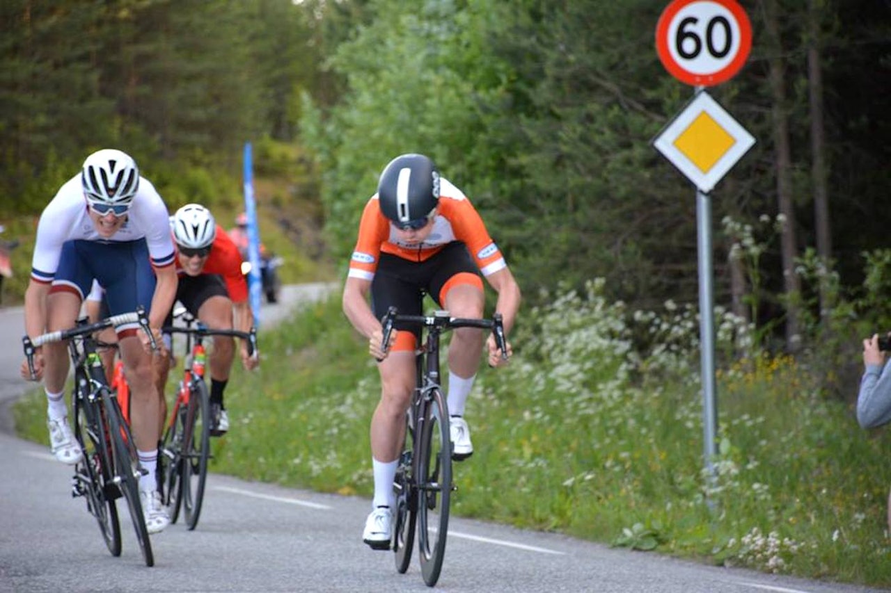 KNEPENT: Sindre Haugsvær (itl høyre) vant sprinten knepent foran Jakob Hanserud. Foto: Rojan Rundfahrt KNEPENT: Sindre Haugsvær (itl høyre) vant sprinten knepent foran Jakob Hanserud. Foto: Rojan Rundfahrt