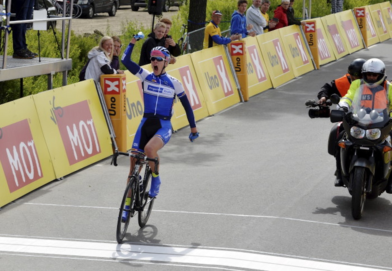 ENSOM MAJESTET: Martin Vangen krysser mållinjen et halvt minutt før nestemann. Foto: Kjell Vollan ENSOM MAJESTET: Martin Vangen krysser mållinjen et halvt minutt før nestemann. Foto: Kjell Vollan