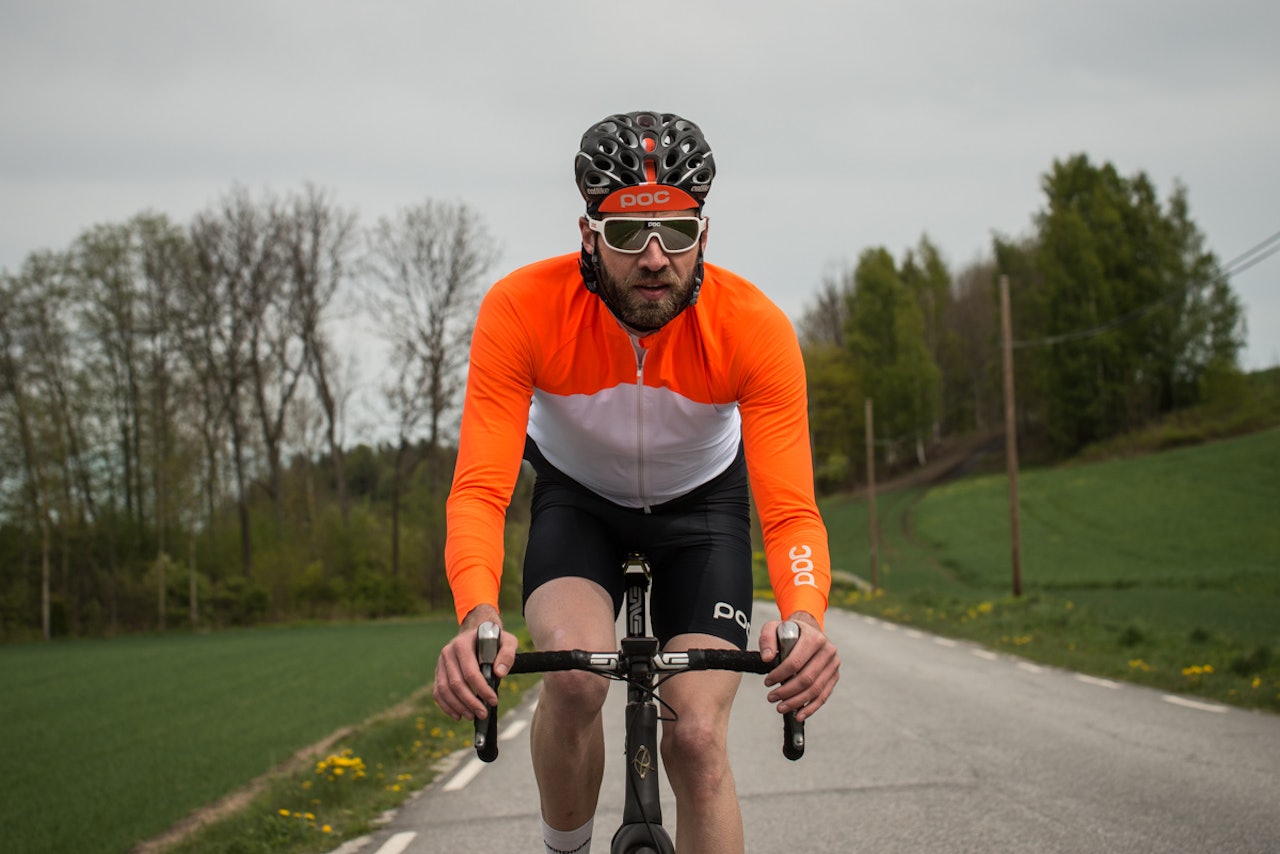 POC kolleksjonen stråler av synlighet, men samtidig klassisk eleganse. Neonoransje er kanskje ikke for alle, men selv de nedtonede plaggene viser godt igjen med kontrast mellom det hvite og blåsorte. POC kolleksjonen stråler av synlighet, men samtidig klassisk eleganse. Neonoransje er kanskje ikke for alle, men selv de nedtonede plaggene viser godt igjen med kontrast mellom det hvite og blåsorte.