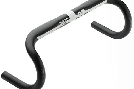 KOMBINERT: 3T Tornova er en miks av modellene Ergonova og Rotundo. Vi digger de ovale seksjonene på toppen av styret! Foto: produsenten.  KOMBINERT: 3T Tornova er en miks av modellene Ergonova og Rotundo. Vi digger de ovale seksjonene på toppen av styret! Foto: produsenten.