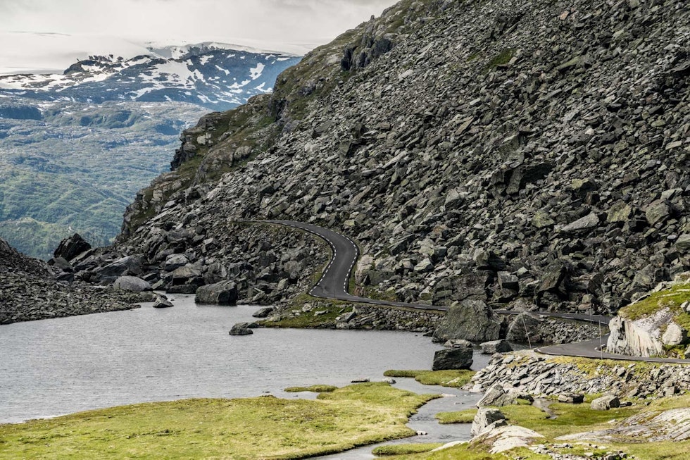 Mot Odda: Gamlevegen følger alternativ trase ned mot Valldalen. Utforkjøringen som følger der bildet slutter er som å stupe inn i en hule. Gamle-Haukeliveg-landevei-2