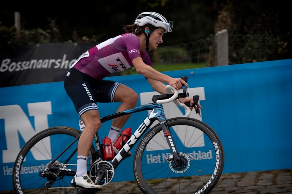 KUL DESIGN: Sykkelen til Lizzie Deignan og de andre på Trek Segafredos kvinnelag kombinerer ekslusiv delepakke med lekkert utseende. Foto: Corvos Lizzia Deignan Trek Emonda SLR