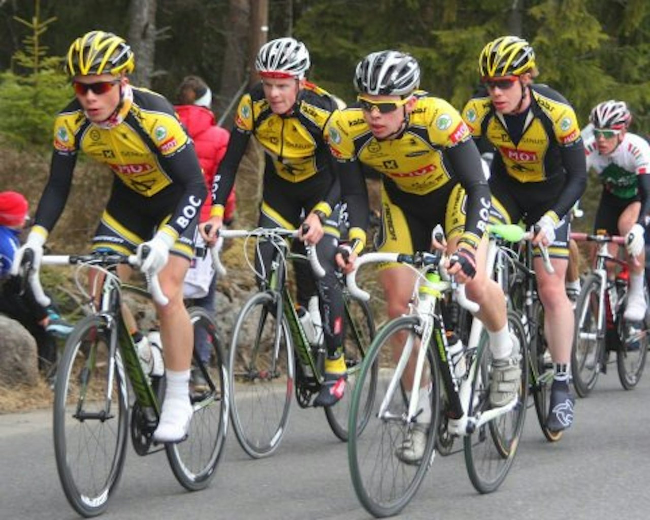 GULT ER KULT: BOC-rytterne er godt synlige i feltet i sine gule drakter. GULT ER KULT: BOC-rytterne er godt synlige i feltet i sine gule drakter.