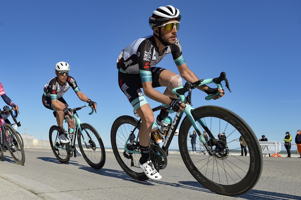 KLATRESYKKEL: Simon Yates bruker Bianchi Specialissima Disc. Foto: Corvos. Bianchi Specialissima - Simon Yates