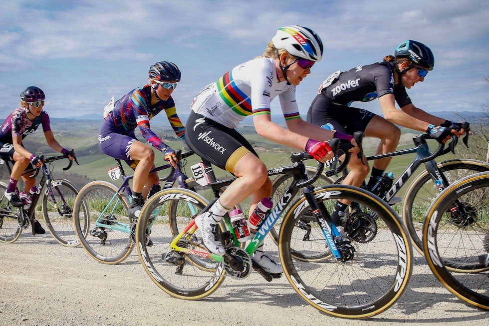 VERDENSMESTER: Specialized har både den kvinnelige og en mannlige verdensmesteren i stallen. Anna van der Breggens Tarmac SL7 er satt opp med SRAM Rex AXS, Zipp-hjul og Zipp-styreoppsett. Foto: Corvos Anna van der Breggens tarmac SL7 - Strade bianche