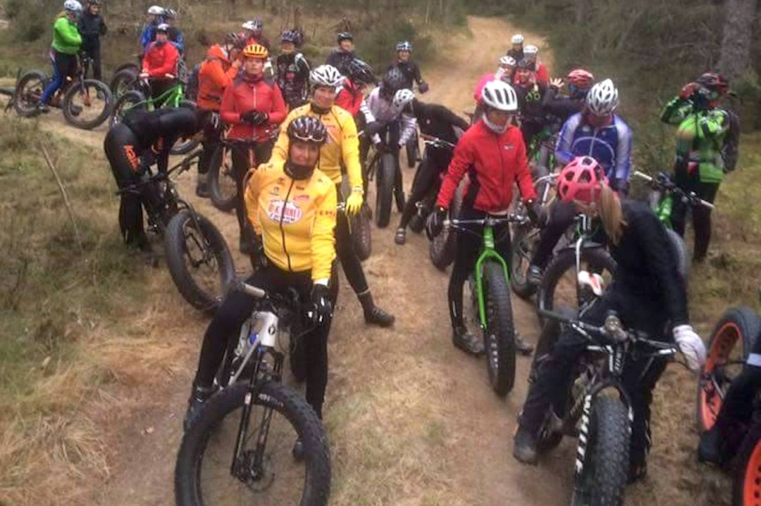 Da Anders Bernhoft arrangerte egen jentetur på fatbike i anledning verdens tjukksykkeldag, fikk han med seg 30 jenter på tur. Foto: Duke Sport Jentetur Råholt - Duke Sport 1400x933