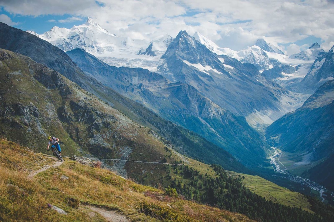 TEKNIKKTERPING: Stisyklingen i Sveits byr på mange muligheter til å finslipe svingteknikk. Spesielt finslipt blir det med en guide på laget. Sveits-Wallis-Stisykling-2