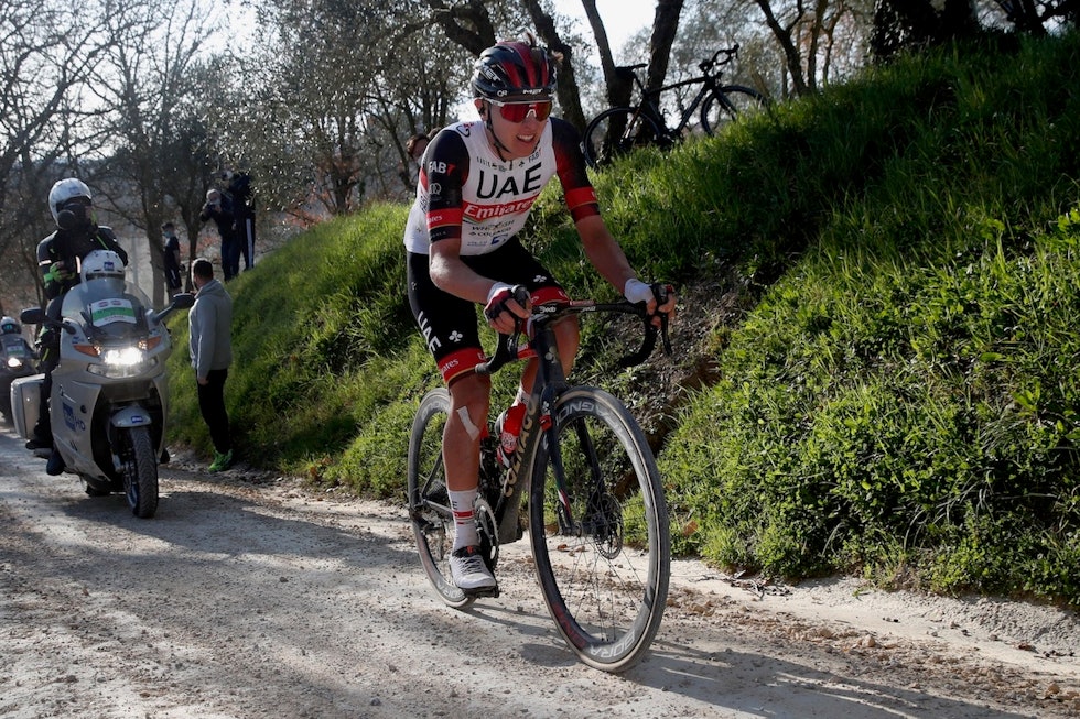 PÅ GRUSEN: Tadej Pogacar hang med helt til siste bakke i Strade Bianche. Foto: Corvos Tadej Pogacar COLNAGO V3RS