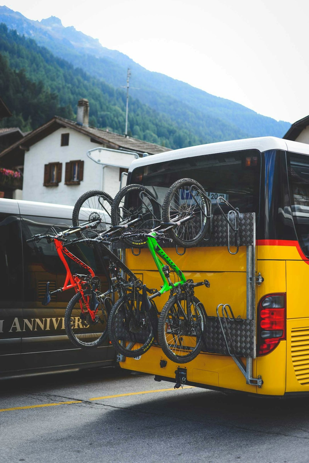 LOGISTIKK GJORT ENKELT: Med litt lokalkunnskap og en rutetabell er det utrolig hvor mye man kan få ut av bussystemet i Wall Sveits-Wallis-Stisykling-4