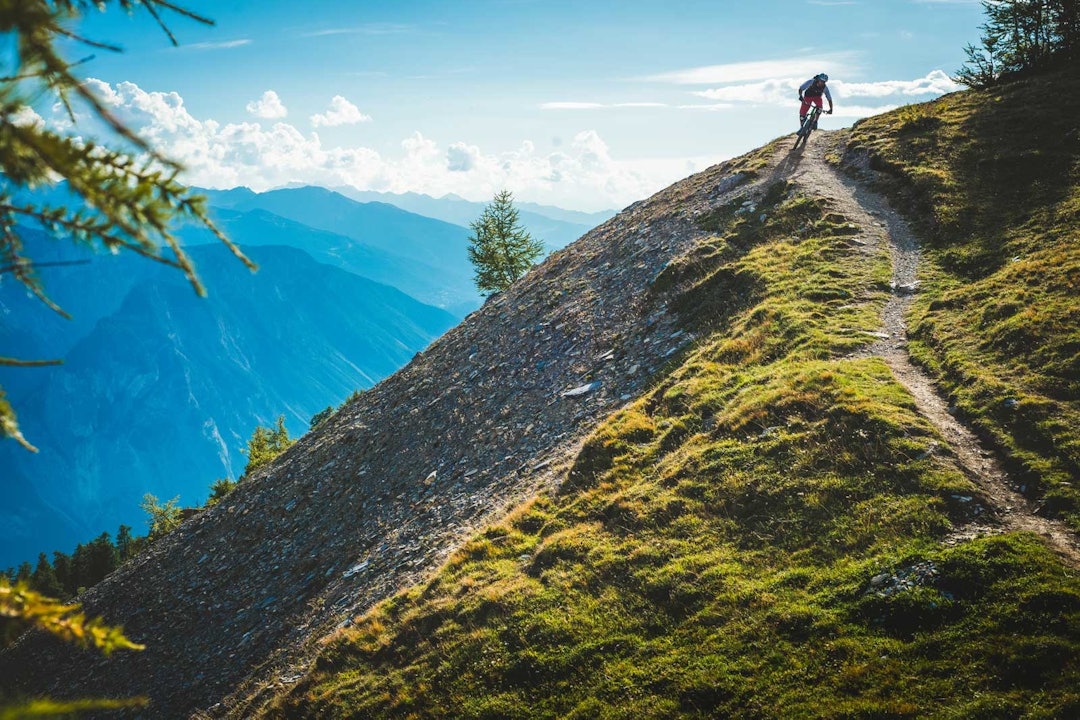 SUPERMANNFØLELSEN: Stiene over Leukerbad består utelukkende av flyt, og på en sykkel er det som å fly lavt. Sveits-Wallis-Stisykling-6