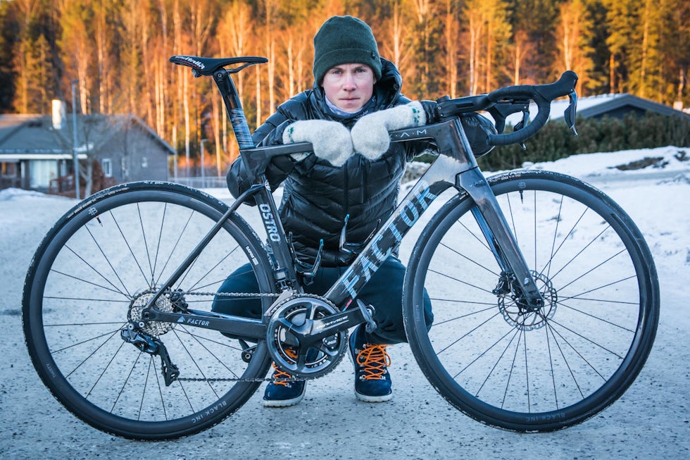 TOPPSYKKEL: Carl Fredrik Hagen bruker Factors all-rounder Ostro Vam i treningsarbeidet hjemme i Follo. Foto: Marcus Liebold Carl Fredriks Factor