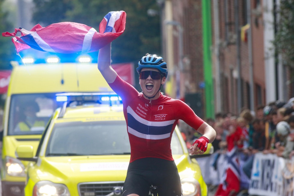GLAD LAGKAMERAT: Sebastian Kirkedam Larsen har fått tak i et norsk flagg og jubler på vei mot mål. Foto: Cor Vos sebastian kirkedam larsen, norsk vm-gull, vm i flandern
