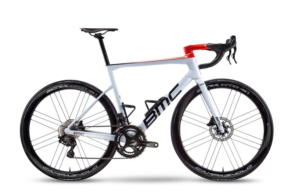 ELEGANT: Perlehvit ramme med rødt styreoppsett og overrør er superelegant. De svarte Campa-delene fullfører uttrykket. BMC TEammachine Ag2r Citroen