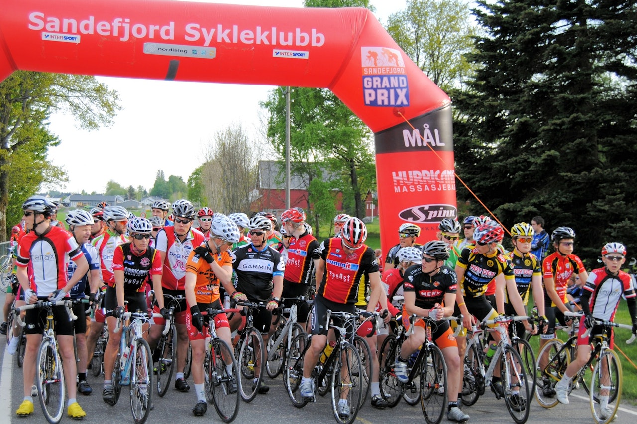 FULL RULLE: Sandefjord Sykleklubb arrangerer flest ritt av samtlige norske klubber! Sandefjord-ryttere i midten i sort/rødt/gult. FULL RULLE: Sandefjord Sykleklubb arrangerer flest ritt av samtlige norske klubber! Sandefjord-ryttere i midten i sort/rødt/gult.