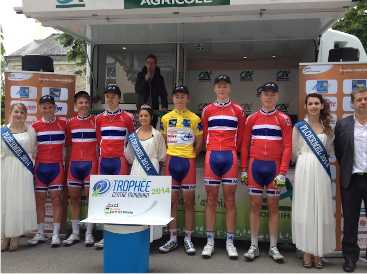 HISTORISK: Erlend Blikra i gul trøye, sammen med resten av landslaget. Foto: NCF HISTORISK: Erlend Blikra i gul trøye, sammen med resten av landslaget. Foto: NCF