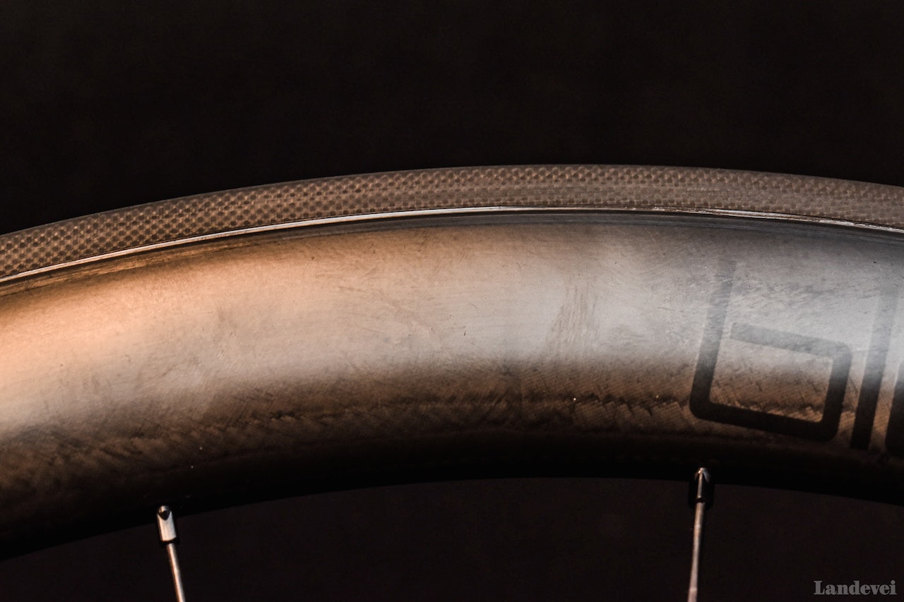 BRÅSTOPP: Ukens makro viste bilder av en bremsebane på en karbonfelg. Foto: Henrik Alpers. BRÅSTOPP: Ukens makro viste bilder av en bremsebane på en karbonfelg. Foto: Henrik Alpers.