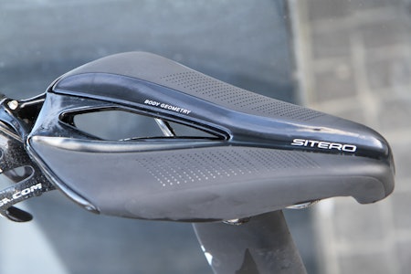 EN GOD TREKANT: Med sin trekantede form, gir Specialized Sitero deg en helt annen sittestilling enn normalt. Setet er hardt, men belastningen fordeles over et større område. EN GOD TREKANT: Med sin trekantede form, gir Specialized Sitero deg en helt annen sittestilling enn normalt. Setet er hardt, men belastningen fordeles over et større område.